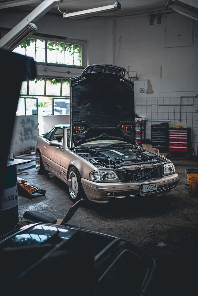 Silnik V8 w trakcie zaawansowanego serwisu i regulacji w profesjonalnym warsztacie.